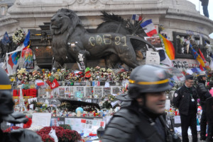 Paris cop 21 lion police republique